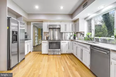 Kitchen - 1460 Highwood Dr, Mclean, VA 22101 photo 8 of 11