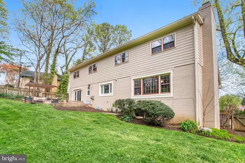 Exterior - 1460 Highwood Dr, Mclean, VA 22101 photo 8 of 10