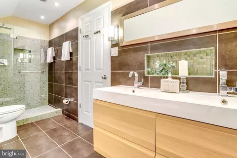 Bath - 1460 Highwood Dr, Mclean, VA 22101 photo 2 of 12