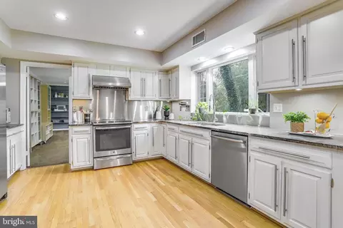 Kitchen - 1460 Highwood Dr, Mclean, VA 22101 photo 6 of 11