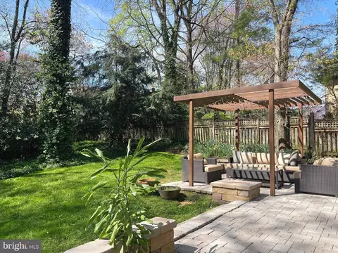 Exterior - 1460 Highwood Dr, Mclean, VA 22101 photo 3 of 10