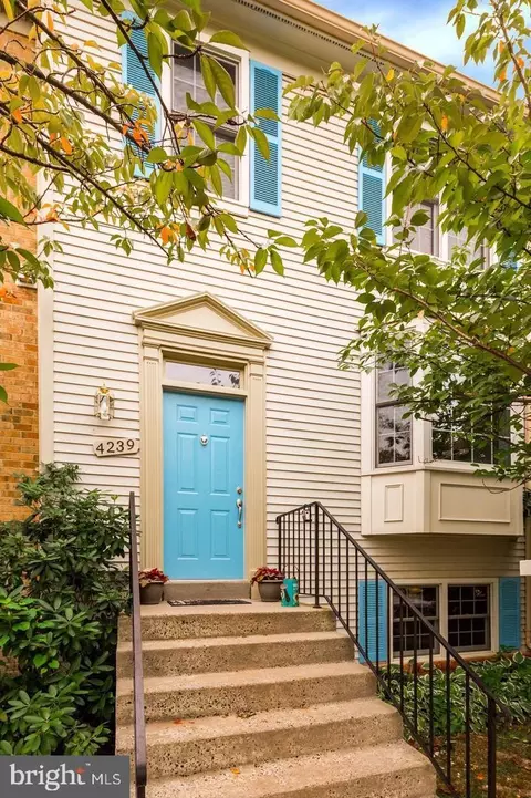 4239 Fox Lake Dr, Fairfax, VA 22033