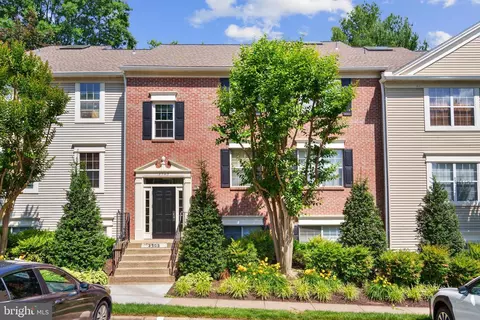 3905 Golf Tee Ct #102, Fairfax, VA 22033