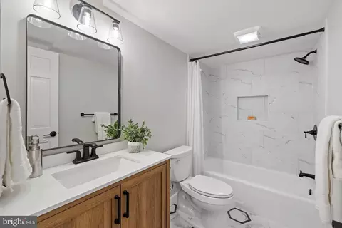Bath - 7640 Tremayne Pl #201, Mclean, VA 22102 photo 3 of 4