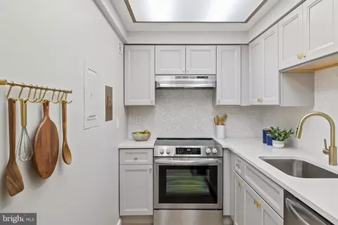 Kitchen - 7640 Tremayne Pl #201, Mclean, VA 22102 photo 3 of 6