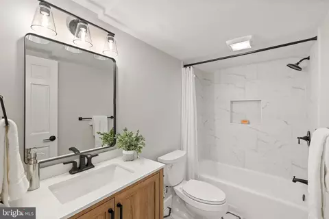Bath - 7640 Tremayne Pl #201, Mclean, VA 22102 photo 4 of 4