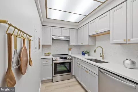 Kitchen - 7640 Tremayne Pl #201, Mclean, VA 22102 photo 5 of 6