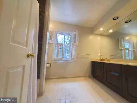 Bath - 7713 Crossover Dr, Mclean, VA 22102 photo 2 of 9