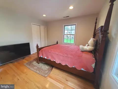 Bedroom - 7713 Crossover Dr, Mclean, VA 22102 photo 9 of 10