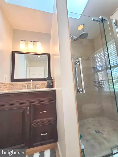 Bath - 7713 Crossover Dr, Mclean, VA 22102 photo 5 of 9