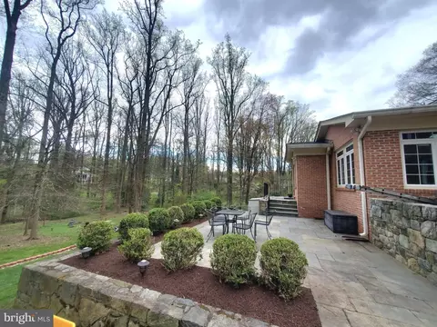 Exterior - 7713 Crossover Dr, Mclean, VA 22102 photo 10 of 14