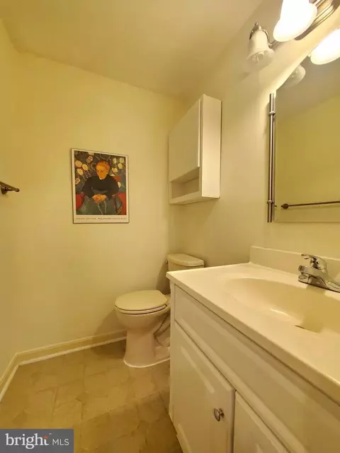 Bath - 7713 Crossover Dr, Mclean, VA 22102 photo 7 of 9