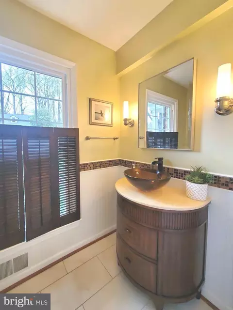Bath - 7713 Crossover Dr, Mclean, VA 22102 photo 1 of 9
