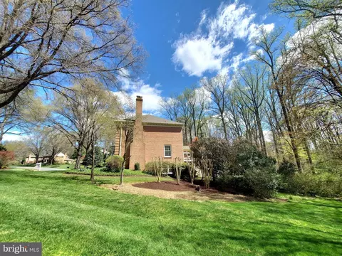 Exterior - 7713 Crossover Dr, Mclean, VA 22102 photo 7 of 14