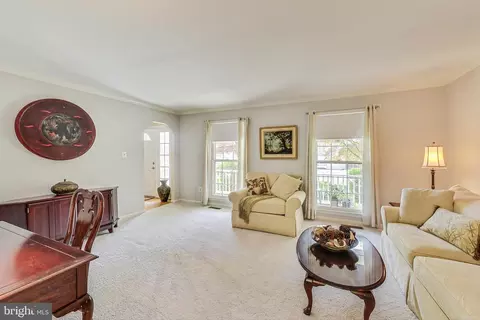 Living - 7399 Shady Palm Dr, Springfield, VA 22153 photo 2 of 7