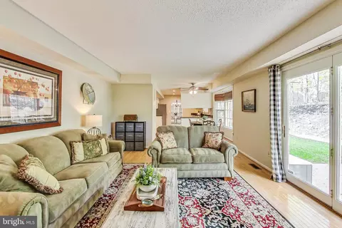 Living - 7399 Shady Palm Dr, Springfield, VA 22153 photo 6 of 7