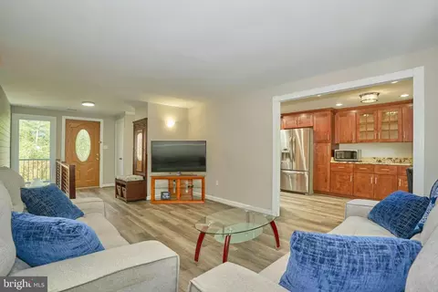 Living - 7916 Orange Plank Rd, Springfield, VA 22153 photo 2 of 6