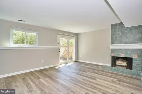 Living - 7916 Orange Plank Rd, Springfield, VA 22153 photo 5 of 6