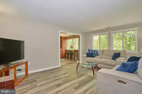 Living - 7916 Orange Plank Rd, Springfield, VA 22153 photo 3 of 6