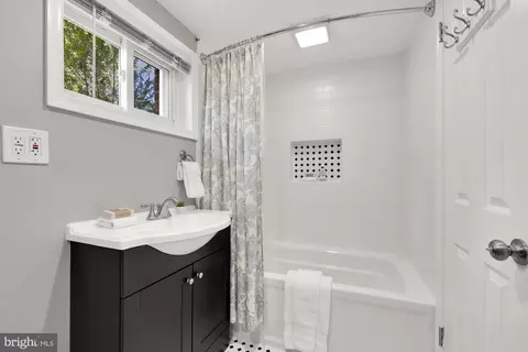 Bath - 7208 Wesley Rd, Springfield, VA 22150 photo 2 of 3