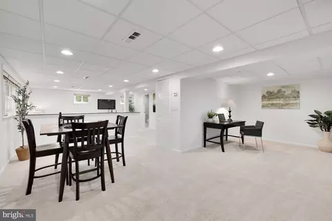 Living - 7208 Wesley Rd, Springfield, VA 22150 photo 10 of 12