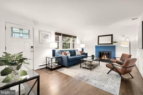 Living - 7208 Wesley Rd, Springfield, VA 22150 photo 3 of 12