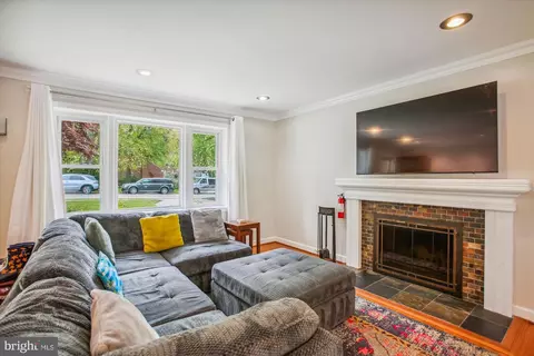 Living - 5503 Atlee Pl, Springfield, VA 22151 photo 4 of 6