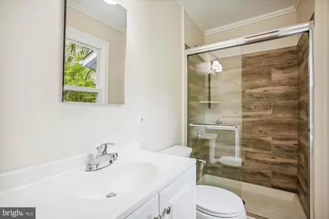 Bath - 5503 Atlee Pl, Springfield, VA 22151 photo 2 of 4