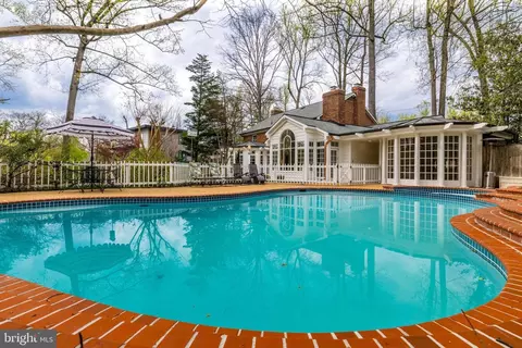 Exterior - 8509 Brook Rd, Mclean, VA 22102 photo 14 of 22