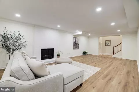 Living - 8509 Brook Rd, Mclean, VA 22102 photo 16 of 16