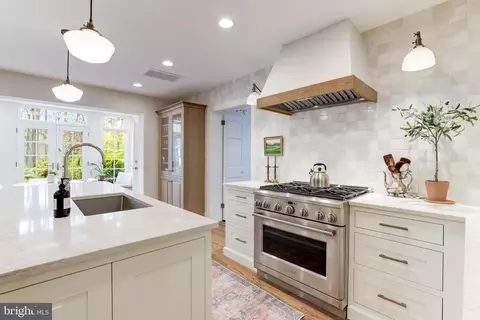 Kitchen - 8509 Brook Rd, Mclean, VA 22102 photo 8 of 14
