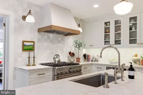 Kitchen - 8509 Brook Rd, Mclean, VA 22102 photo 5 of 14