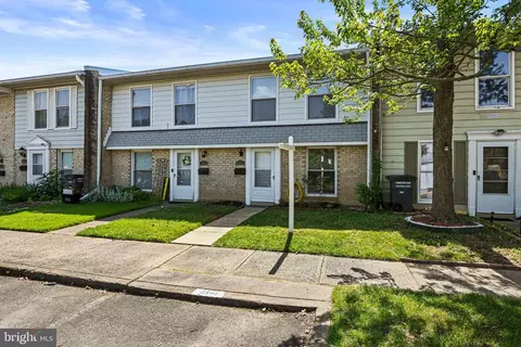 2141 Ferguson Pl, Herndon, VA 20170