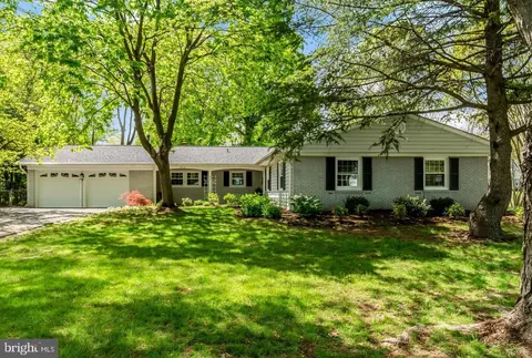 4114 Maureen Ln, Fairfax, VA 22033