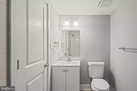 Bath - 11611 Stoneview Sq #1B, Reston, VA 20191 photo 6 of 6