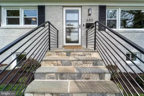 6511 Cygnet Dr, Alexandria, VA 22307