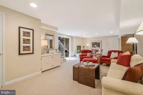 Living - 6006 Mineola Ct, Springfield, VA 22152 photo 8 of 9