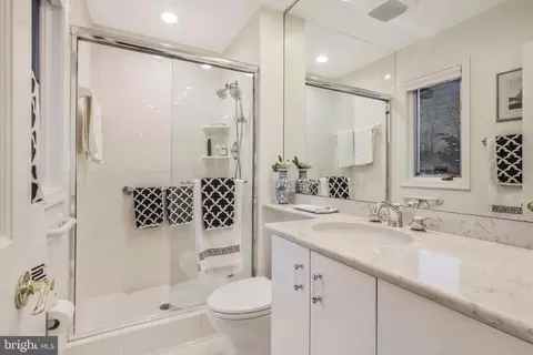 Bath - 6006 Mineola Ct, Springfield, VA 22152 photo 2 of 8