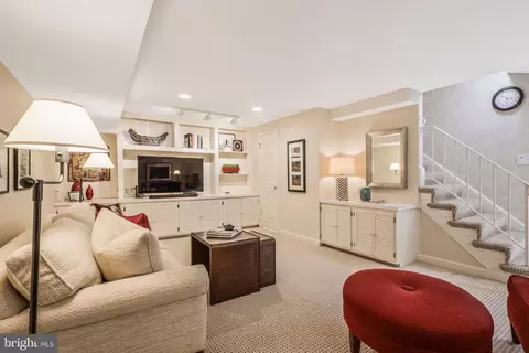 Living - 6006 Mineola Ct, Springfield, VA 22152 photo 7 of 9