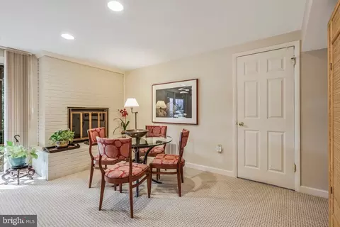 Dining - 6006 Mineola Ct, Springfield, VA 22152 photo 4 of 4