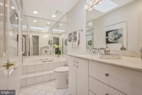 Bath - 6006 Mineola Ct, Springfield, VA 22152 photo 6 of 8