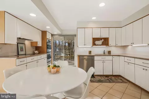 Kitchen - 6006 Mineola Ct, Springfield, VA 22152 photo 3 of 5
