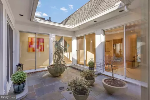 Exterior - 6006 Mineola Ct, Springfield, VA 22152 photo 7 of 16