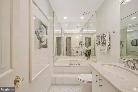 Bath - 6006 Mineola Ct, Springfield, VA 22152 photo 5 of 8
