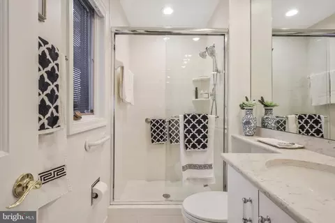 Bath - 6006 Mineola Ct, Springfield, VA 22152 photo 3 of 8