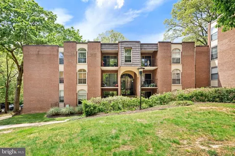 3318 Woodburn Village Dr #14, Annandale, VA 22003