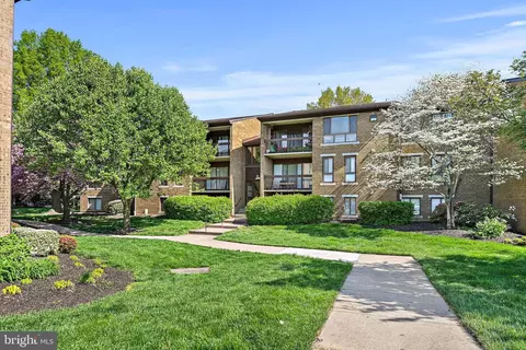 561 Florida Ave #203, Herndon, VA 20170