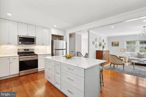 2848 Subtle Ln, Fairfax, VA 22031 photo 3