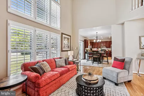 Living - 8232 Franklin Dr, Lorton, VA 22079 photo 8 of 10