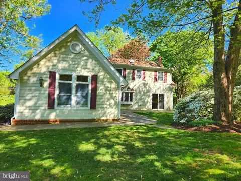 Exterior - 644 Walker Rd, Great Falls, VA 22066 photo 2 of 18